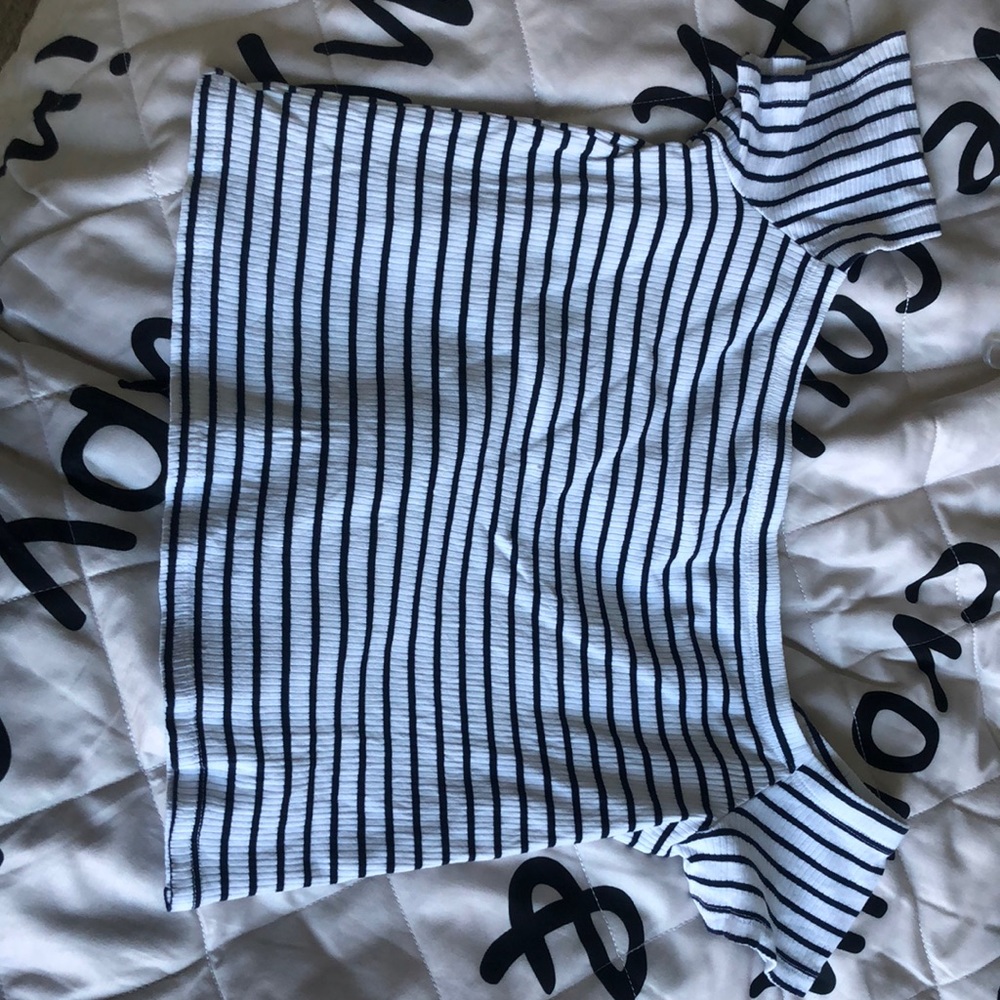 Woman’s crop top short sleeve